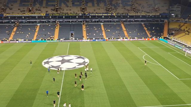 Benfica sobe ao relvado assobiado pelos turcos sem Akturkoglu