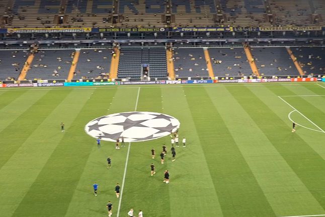 Benfica sobe ao relvado assobiado pelos turcos sem Akturkoglu