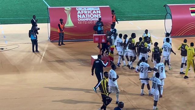 VAR salva-os da eliminação e recebe um ataque… de beijos