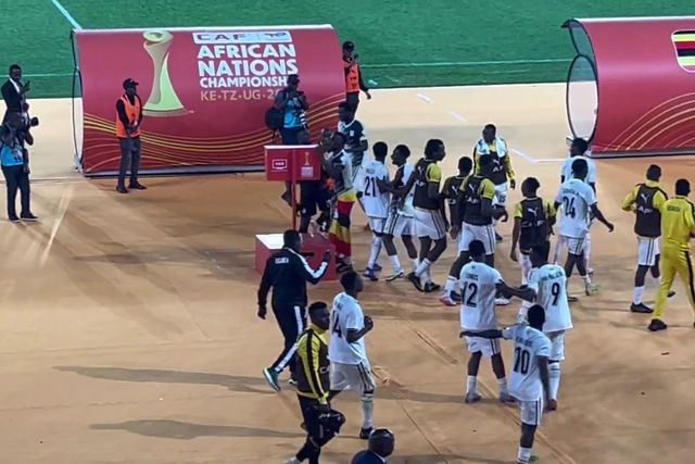 VAR salva-os da eliminação e recebe um ataque… de beijos