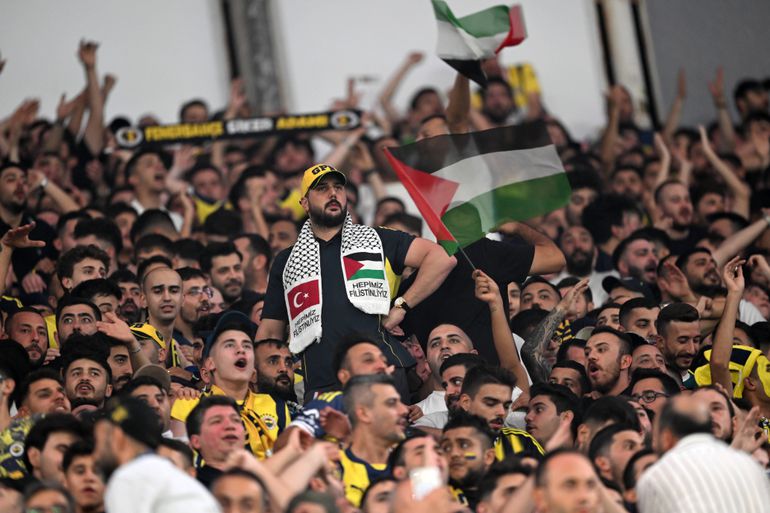Adeptos do Fenerbahçe manifestaram apoio à Palestina antes do jogo com o Benfica (IMAGO / Anadolu Agency)