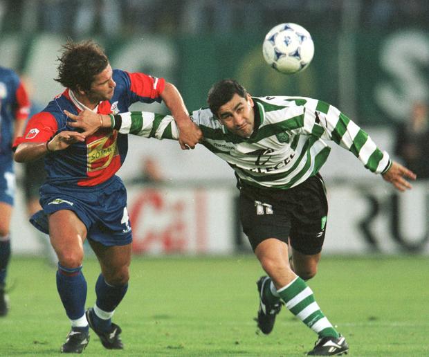 Hugo Costa, autor do golo do Alverca, em duelo com Beto Acosta