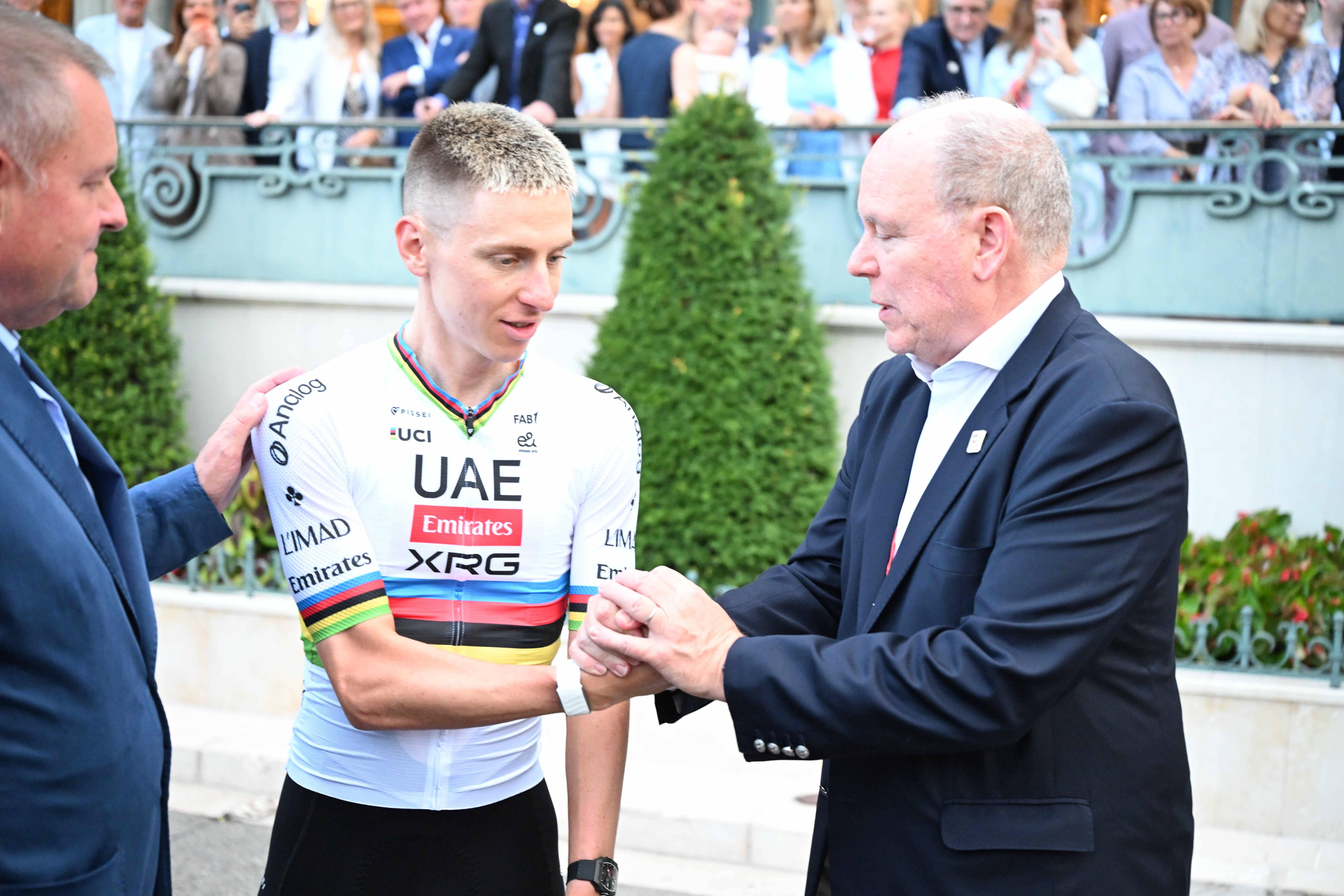 Tadej Pogacar saudado pelo Príncipe Alberto do Mónaco durante a apresentação das equipas da Vuelta em Monte Calor