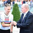 Tadej Pogacar saudado pelo Príncipe Alberto do Mónaco durante a apresentação das equipas da Vuelta em Monte Calor