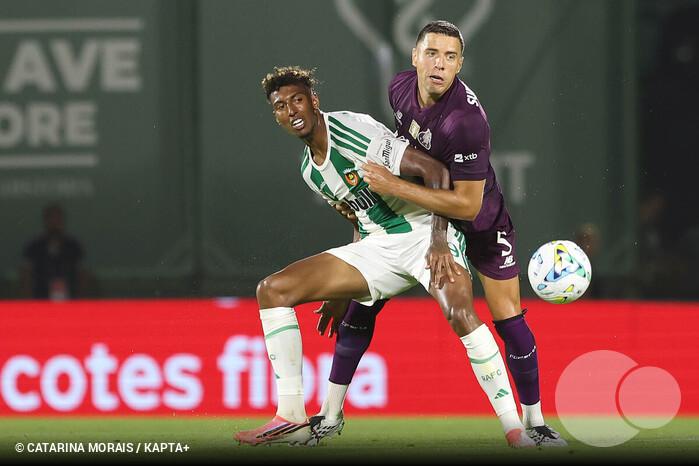 Tamble Monteiro bateu-se, entre outros, com Bednarek, no recente duelo entre Rio Ave e FC Porto — Foto: Catarina Morais/Kapta+