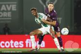 Tamble Monteiro bateu-se, entre outros, com Bednarek, no recente duelo entre Rio Ave e FC Porto — Foto: Catarina Morais/Kapta+