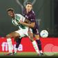 Tamble Monteiro bateu-se, entre outros, com Bednarek, no recente duelo entre Rio Ave e FC Porto — Foto: Catarina Morais/Kapta+