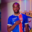 Eyimofe Jemide já envergou a sua nova camisola (Foto Alverca SAD)