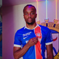 Eyimofe Jemide já envergou a sua nova camisola (Foto Alverca SAD)