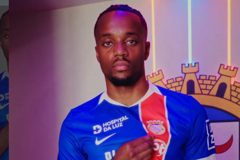Eyimofe Jemide já envergou a sua nova camisola (Foto Alverca SAD)