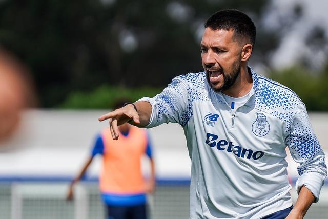 Francesco Farioli orientou mais uma sessão de trabalho no Olival - Foto: FC PORTO