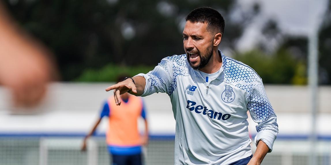 Francesco Farioli orientou mais uma sessão de trabalho no Olival - Foto: FC PORTO