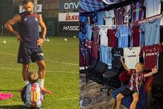O emocionante reencontro de jovem adepto do Liverpool com Salah na Turquia