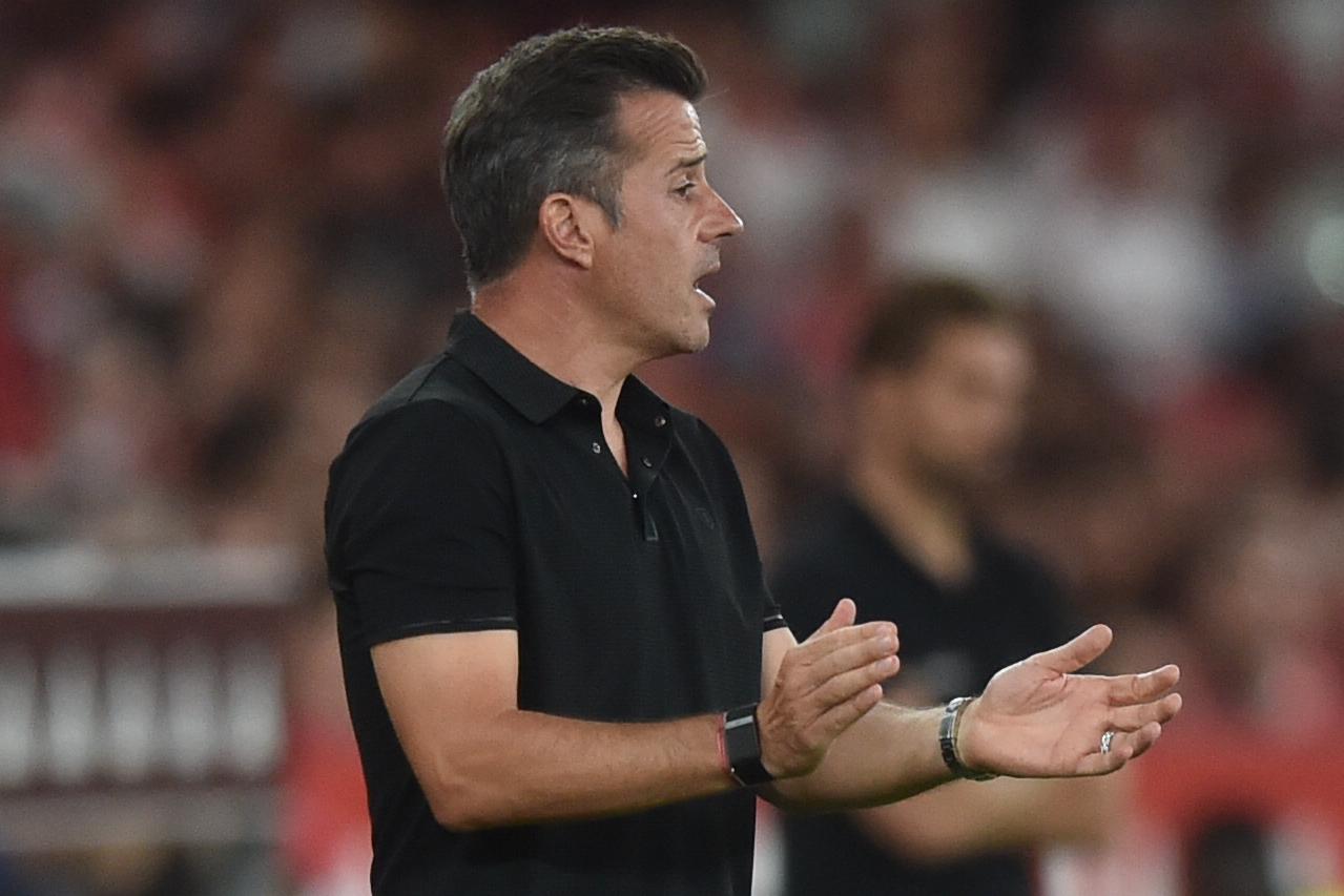 Marco Silva aplude a equipa na segunda parte do jogo com o Aarhus — Foto: