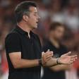 Marco Silva aplude a equipa na segunda parte do jogo com o Aarhus — Foto: