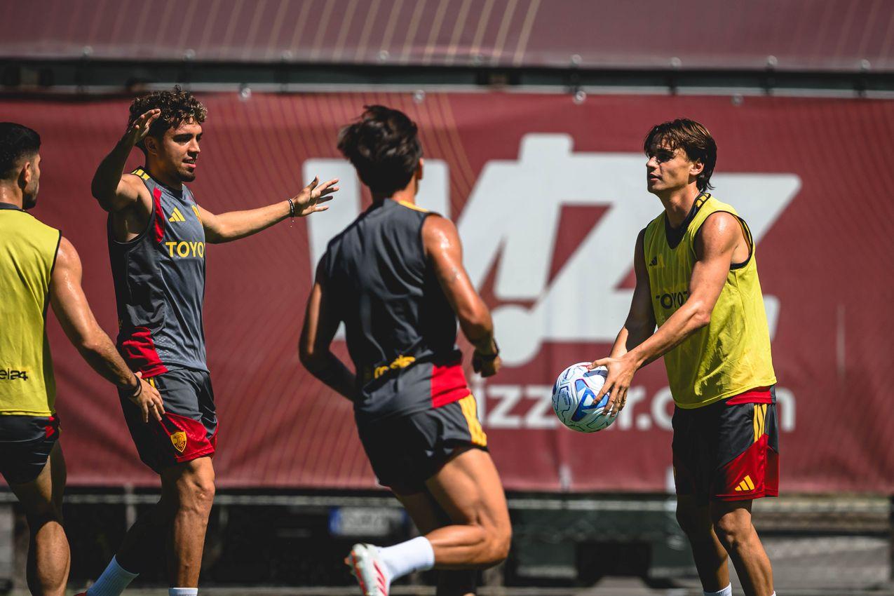 Rodrigo Mora, novo médio-ofensivo da Roma, no treino - Foto: AS ROMA