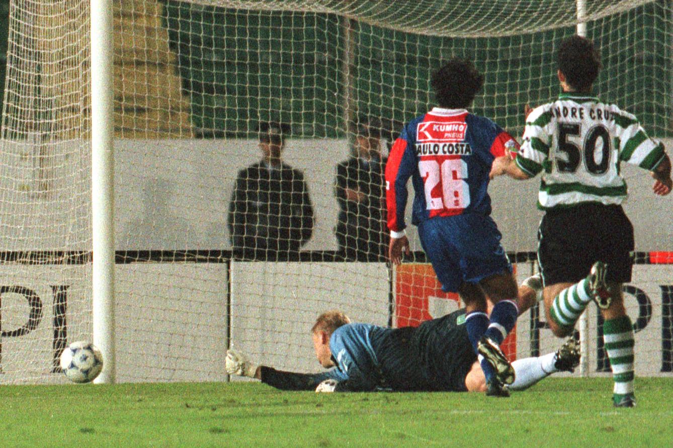 O momento em que Paulo Costa, sozinho perante Peter Schmeichel, atira ao lado (Foto A BOLA)