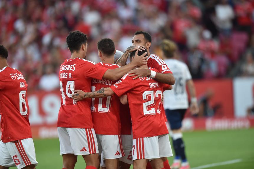 Entrada fortíssima do Benfica - Foto: Miguel Nunes