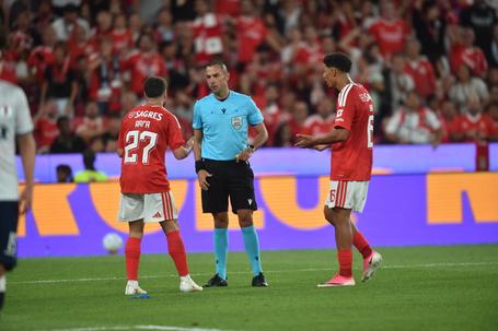 Rafa Silva diz a Marco Guida que sofreu falta na área - Foto: Miguel Nunes