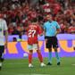 Rafa Silva diz a Marco Guida que sofreu falta na área - Foto: Miguel Nunes