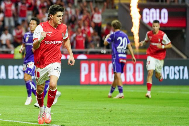 Pau Víctor apontou, de penálti (25'), o golo que vai dando vantagem ao SC Braga diante do Áustria Viena — Foto: Hugo Delgado/LUSA