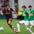 Cláudio Braga esteve sempre muito vigiado e não conseguiu marcar frente ao Rapid Viena - FOTO: Imago