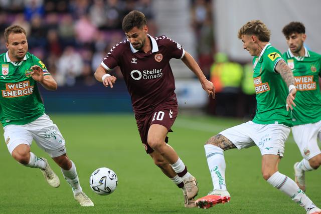 Cláudio Braga esteve sempre muito vigiado e não conseguiu marcar frente ao Rapid Viena - FOTO: Imago