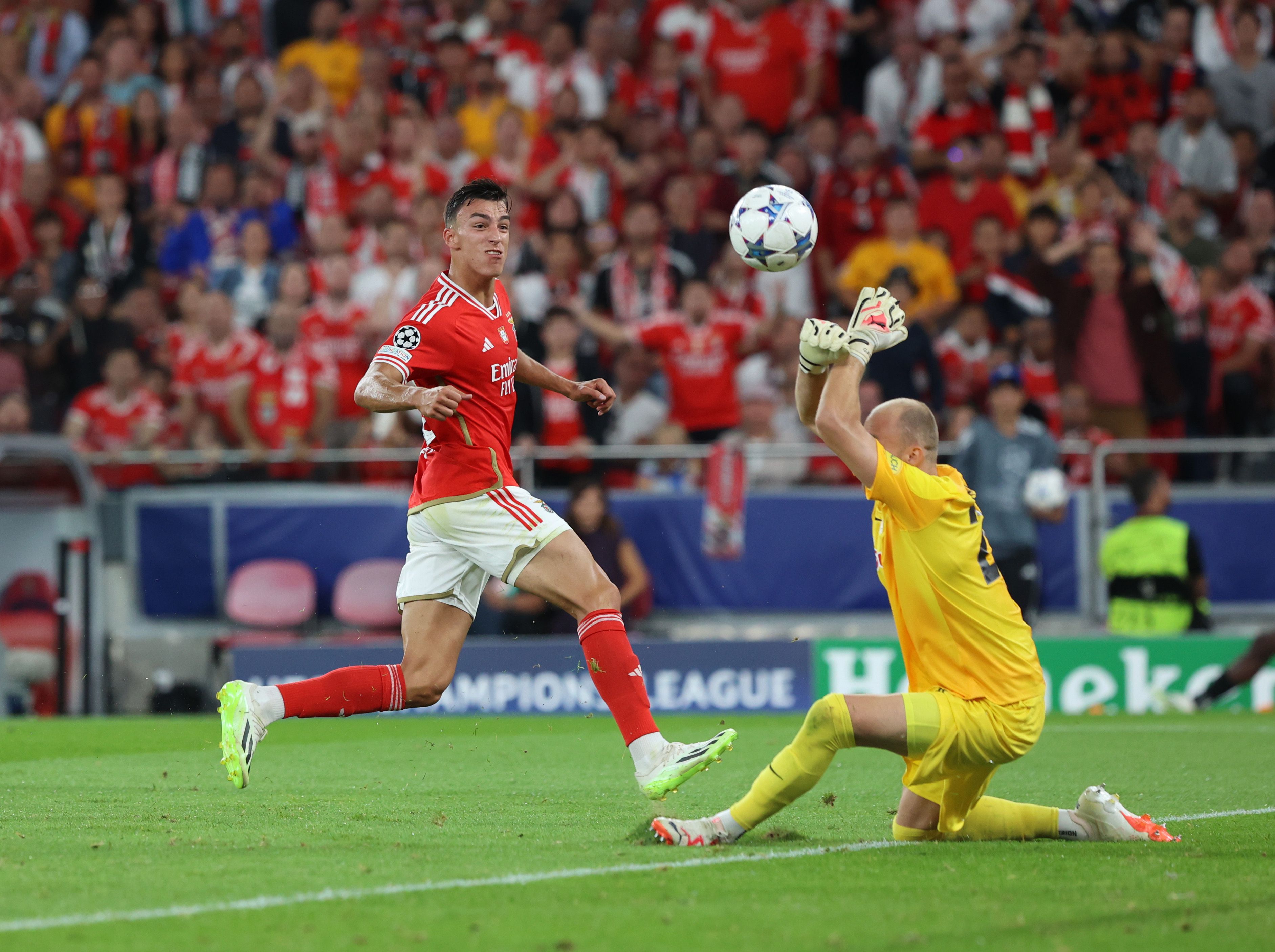 FOI SÓ NA BOLA'! VITÓRIA DO BENFICA DIANTE DO SALZBURGO NA LIGA DOS  CAMPEÕES FOI 'LIMPINHA': BOA GESTÃO DOS LANCES