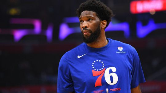 Embiid renova com os Sixers e entra no clube dos 500 milhões