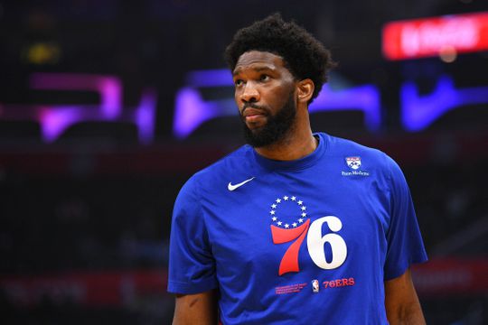 Embiid renova com os Sixers e entra no clube dos 500 milhões