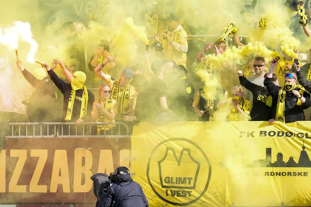 Porque é que estes adeptos levam escovas de dentes amarelas para o estádio?