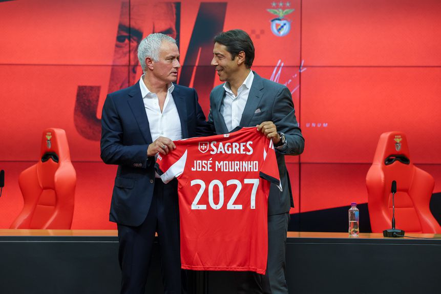 Rui Costa apresenta José Mourinho como novo treinador