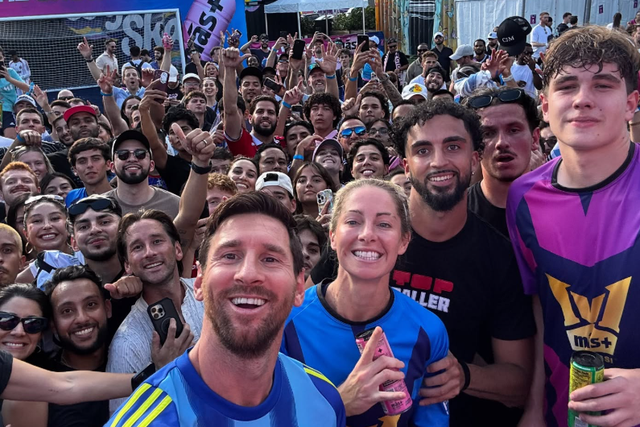 Messi posou para as fotos e deu autógrafos (Instagram/Messi)