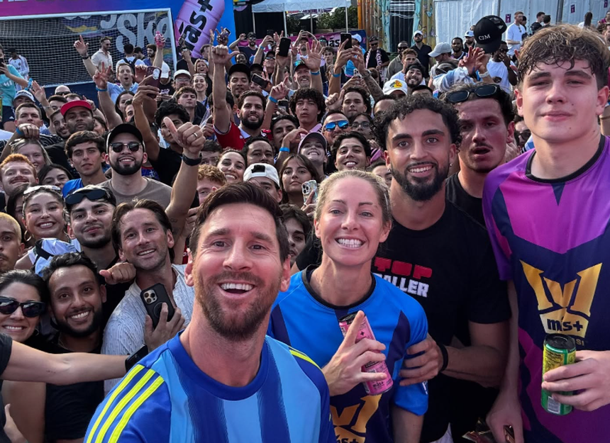 Messi posou para as fotos e deu autógrafos (Instagram/Messi)
