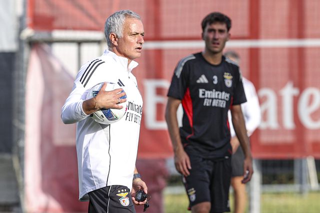 Primeiro onze de Mourinho no Benfica com várias surpresas