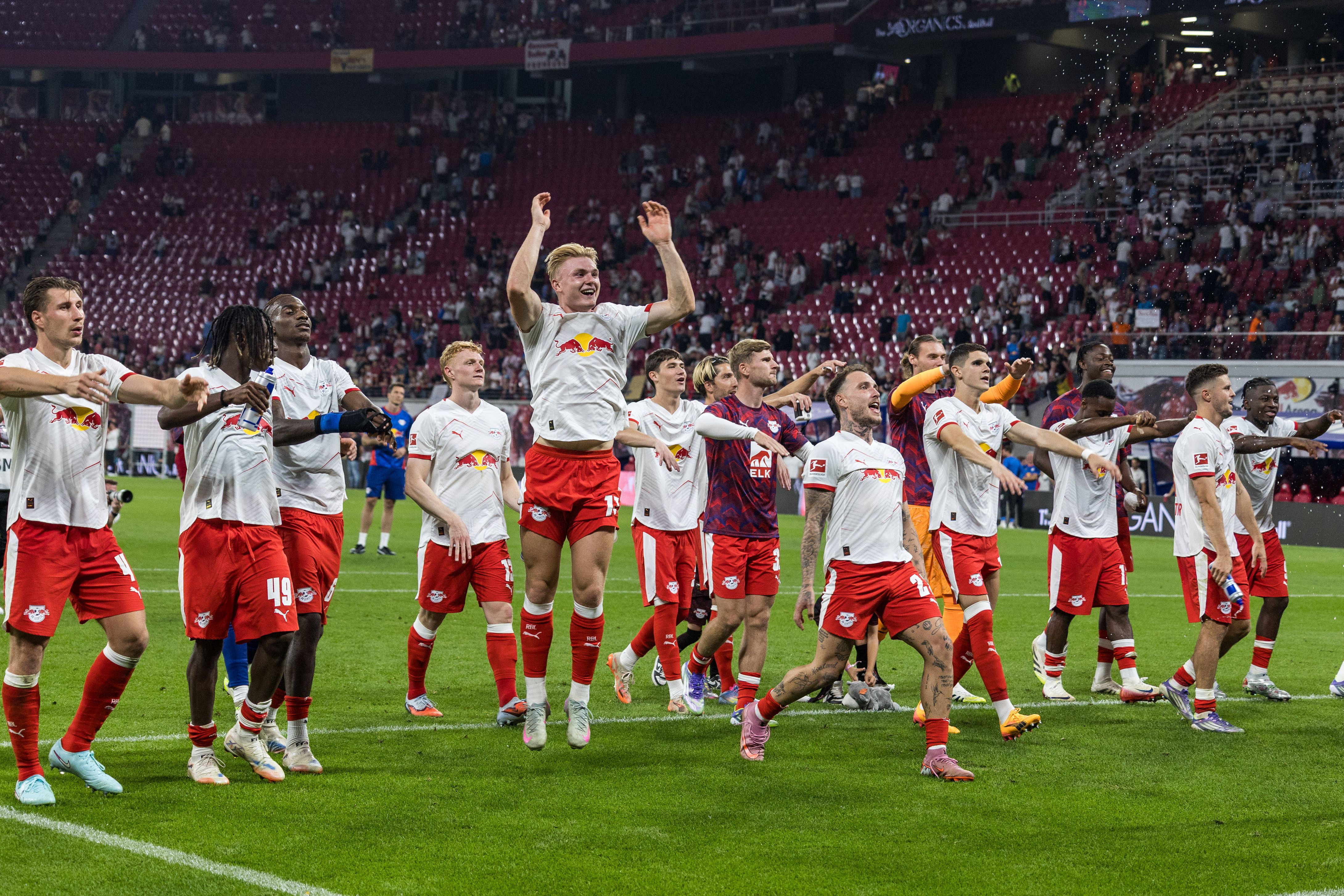 Festa dos jogadores do Leipzig com os seus adeptos