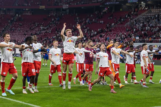 Festa dos jogadores do Leipzig com os seus adeptos