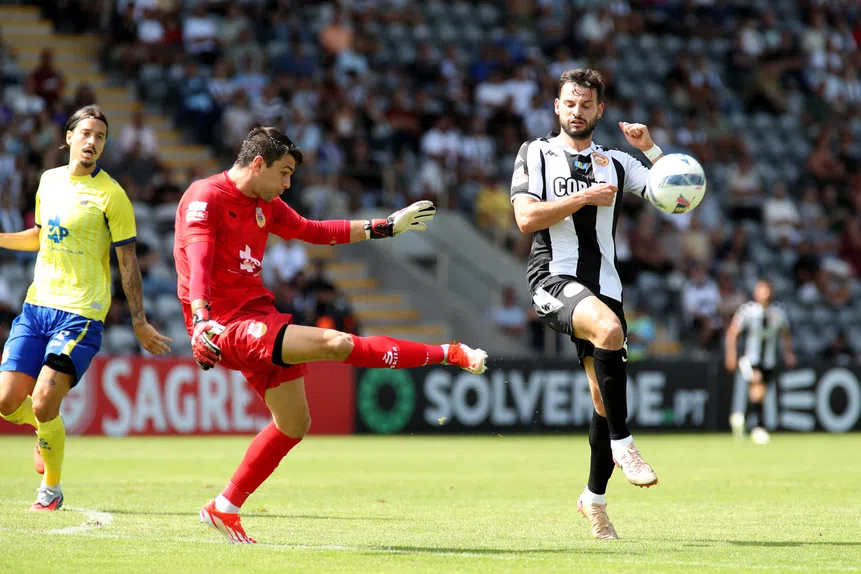 Danté oferece, Valido nega! Arouca triunfa
