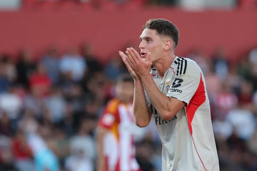 Benfica triunfa! Sudakov estreia-se a BOMBAR