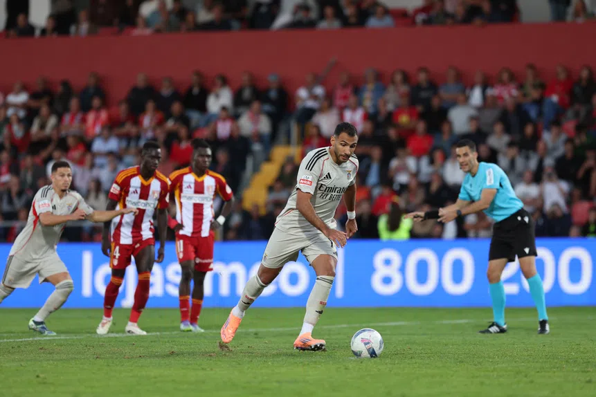 Pavlidis gela Aves! Benfica voa (às) custas