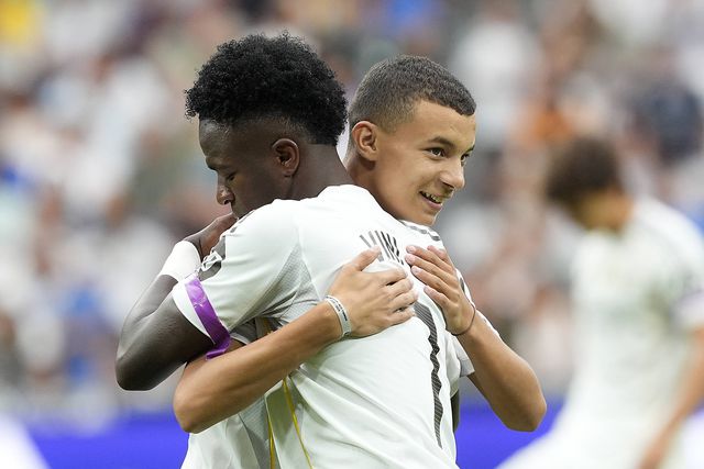 Vinícius Júnior deu um grande abraço a Ouhida