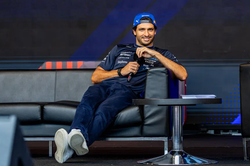 Sainz jura pódio! Williams ao rubro