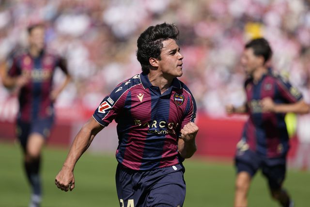 Carlos Álvarez a festejar golaço apontado pelo Levante - Foto:  David Borrat/EPA