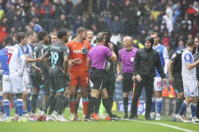Vídeo: chuva intensa interrompe jogo em Inglaterra... a dez minutos do fim