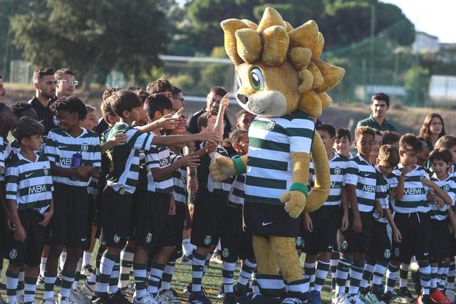 Sporting: futebolistas a jogar com as mãos e a fazerem placagens (fotos)