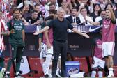 José Mourinho, treinador do Real Madrid, a reclamar no dérbi no Metropolitano