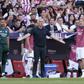 José Mourinho, treinador do Real Madrid, a reclamar no dérbi no Metropolitano