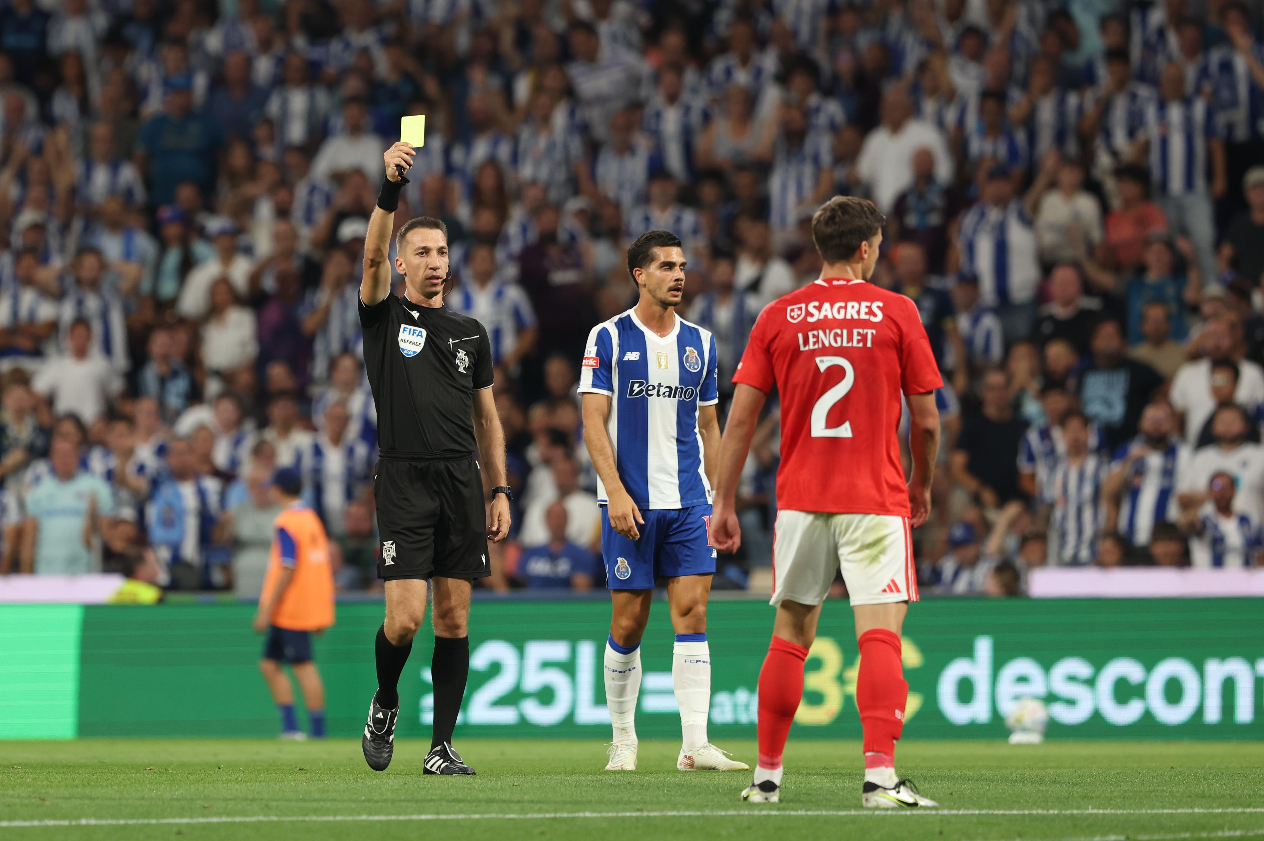 Primeiro amarelo a Lenglet no FC Porto-Benfica - Foto: Kapta + / Catarina Morais e Rogério Ferreira