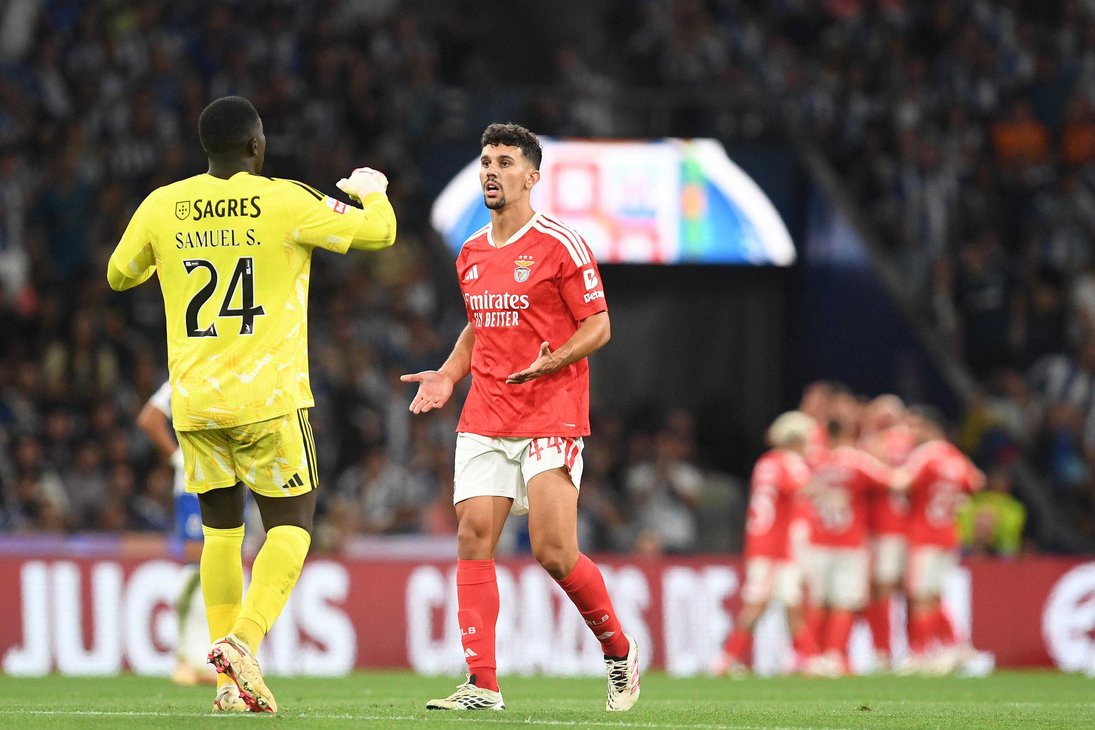 Samuel Soares a festejar com Tomás Araújo no FC Porto-Benfica - Foto: Kapta + / Catarina Morais e Rogério Ferreira