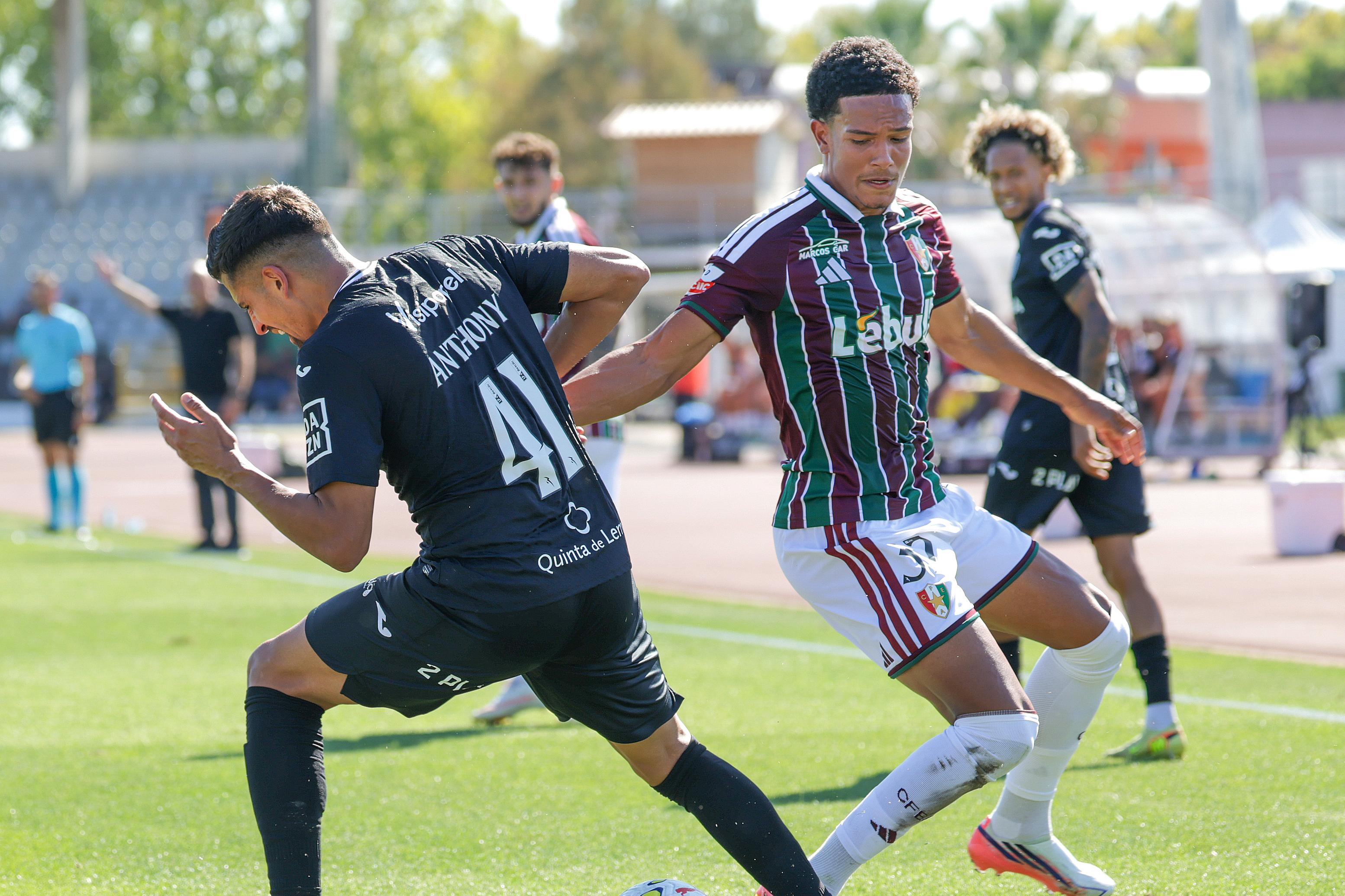 Anthony Correia em lance bem disputado com Antonetti, que este domingo ficou em branco - Foto: António Pedro Santos/Lusa